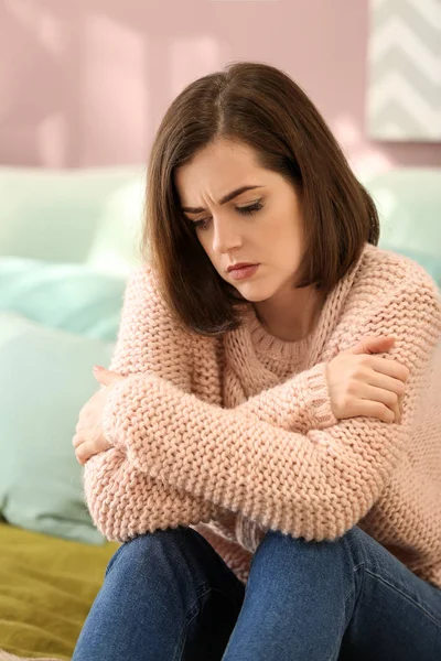 Solitario Donna Depressa Sul Letto Casa — Foto Stock