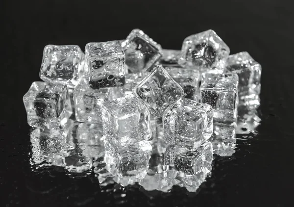 Cubos Hielo Sobre Fondo Oscuro —  Fotos de Stock