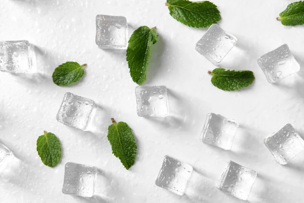 Cubos Hielo Hojas Menta Sobre Fondo Blanco — Foto de Stock