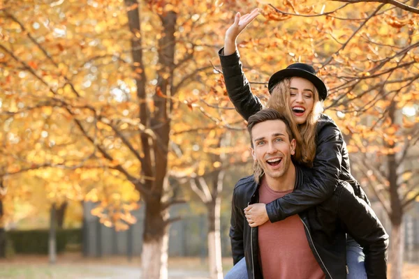 Feliz Pareja Joven Divirtiéndose Parque Otoño — Foto de Stock