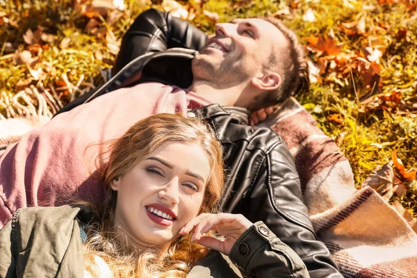 Любящая Молодая Пара Лежит Клетке Осеннем Парке — стоковое фото