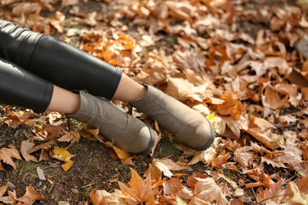 Ноги Молодої Жінки Осінньому Парку — стокове фото