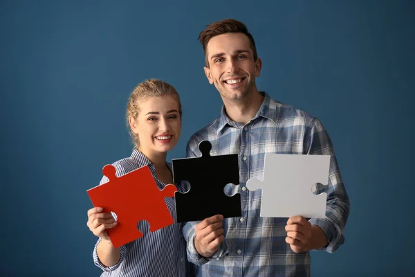Young Couple Pieces Puzzle Color Background — Stock Photo, Image