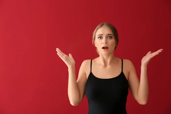 Emotionale Junge Frau Nach Fehler Auf Farbigem Hintergrund — Stockfoto