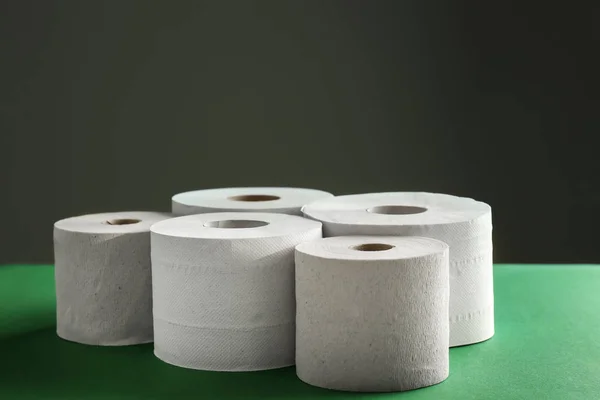 Rollen Toilettenpapier Auf Farbtisch — Stockfoto