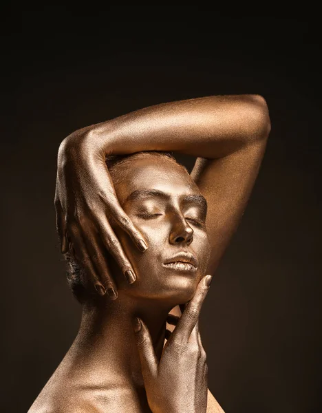 Schöne Junge Frau Mit Goldener Farbe Auf Ihrem Körper Vor — Stockfoto