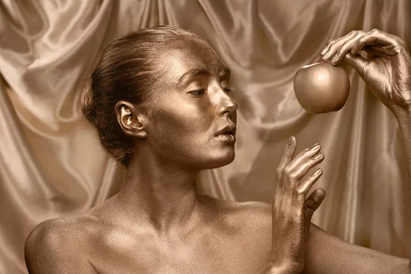 Mulher Bonita Com Tinta Dourada Seu Corpo Maçã Contra Fundo — Fotografia de Stock