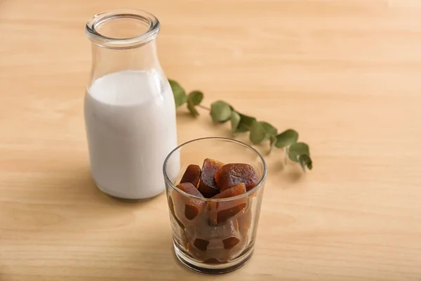 Glas Met Ijsblokjes Koffie Fles Melk Houten Tafel — Stockfoto