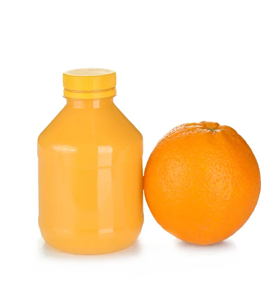 一瓶果汁和新鲜的橘子在白色背景 — 图库照片