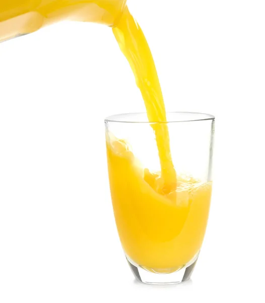 Gieten Van Sinaasappelsap Glas Witte Achtergrond — Stockfoto