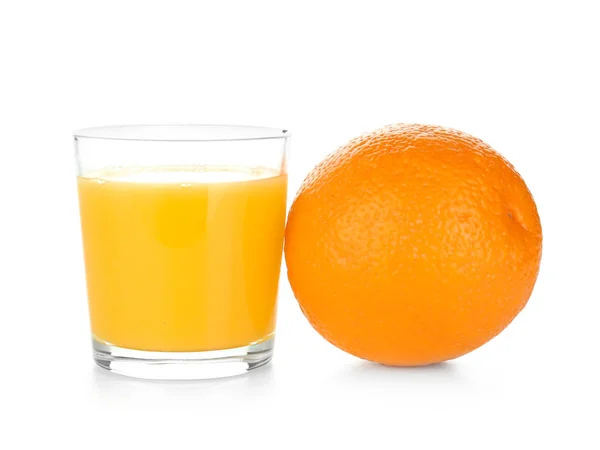 Sklenice Pomerančové Šťávy Čerstvé Ovoce Bílém Pozadí — Stock fotografie