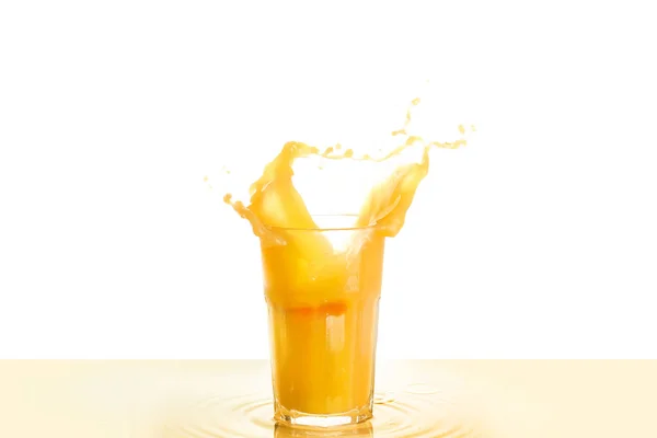 Glas Apelsinjuice Med Stänk Vit Bakgrund — Stockfoto