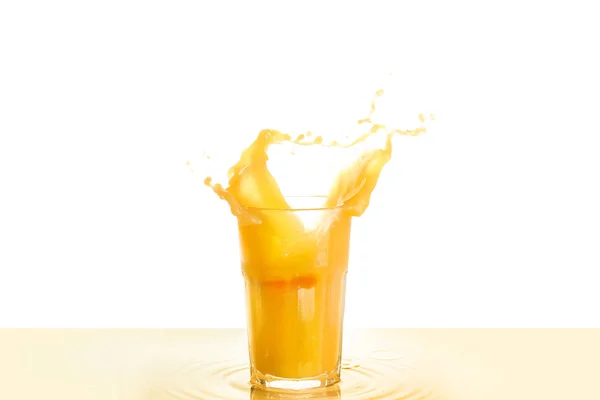 Copo Suco Laranja Com Respingo Fundo Branco — Fotografia de Stock