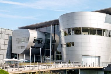 Dresden, Almanya - 19 Eylül 2018: Volkswagen şeffaf fabrika