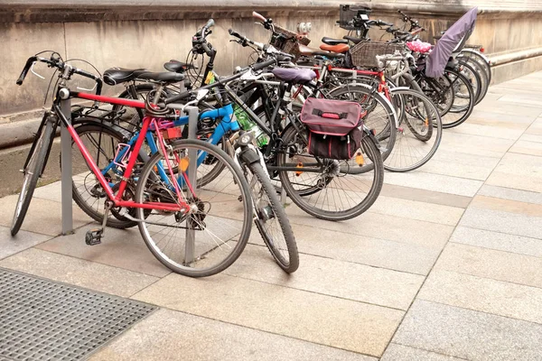 Place Parking Avec Vélos Sur Rue Ville — Photo