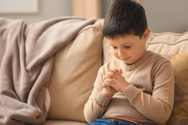 Маленький Мальчик Молится Дома — стоковое фото