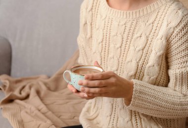 Aromatik kahve, closeup tutan kadın