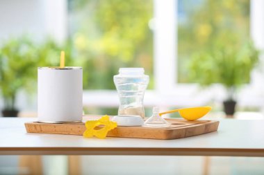 Ahşap tahta üzerinde toz ile besleme şişe