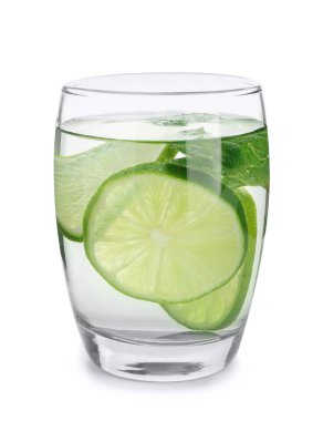 Bir bardak limonlu su ve beyaz zemin üzerinde nane.