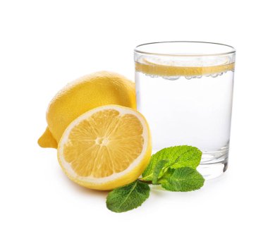 Limon ve nane beyaz zemin üzerine su