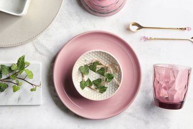 Sofra ve ışık arka plan üzerinde çiçek dekorasyonu