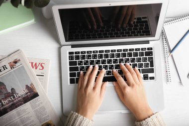 Işık masada dizüstü bilgisayar kullanan kadın