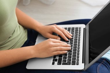 Kadın yere, closeup oturma dizüstü bilgisayar ile