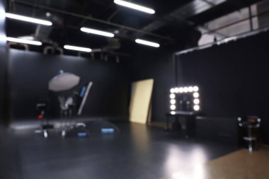 Modern fotoğraf stüdyosu profesyonel ekipman, bulanık görünüm ile iç