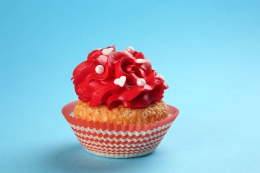 Renkli arkaplanda lezzetli bir kek