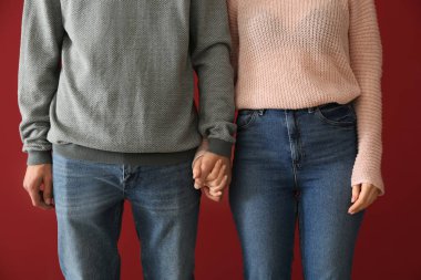 Seven genç çift renk arka plan üzerinde elele