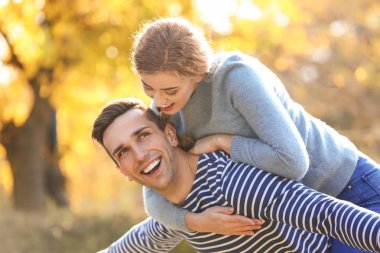 mutlu genç çift sonbahar parkta eğleniyor