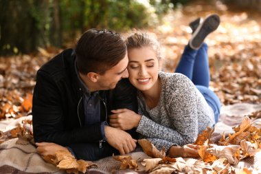 Seven genç çift ekose Sonbahar Park yatan