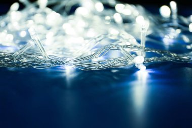 Renkli arka planda parlayan Noel ışıkları