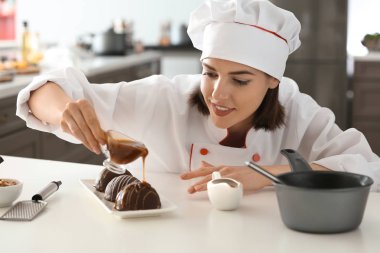 Genç kadın şef mutfakta lezzetli tatlı yemek