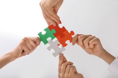 Elleri olan kişilerin jigsaw puzzle parçaları, alttan görünüm