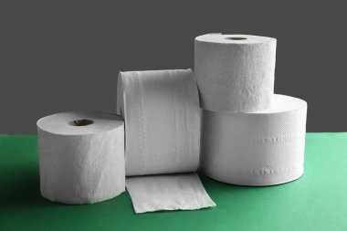 Koyu arka plan karşı tablo üzerinde rulo tuvalet kağıdı