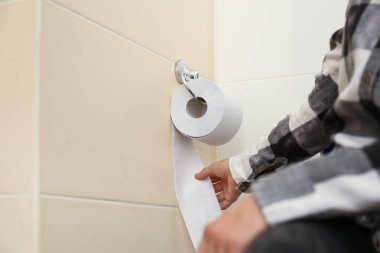 Kapalı tuvalet kağıdı tuvalet içinde yırtılma kadın