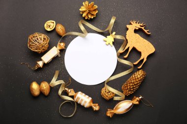 Siyah arka plan üzerinde Noel dekorasyonu ile güzel kompozisyon