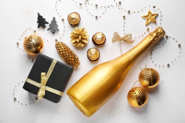 Şampanya ve Noel dekor beyaz arka plan üzerinde güzel kompozisyonu