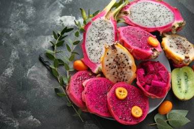 Lezzetli plakalı gri arka plan üzerinde dragon meyve kesme