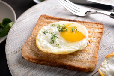 Ahşap masa, closeup lezzetli kızarmış yumurta ile kızarmış ekmek