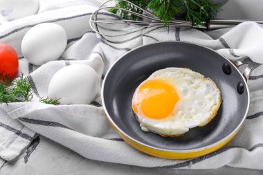 Masa lambası lezzetli kızarmış yumurta ile pan