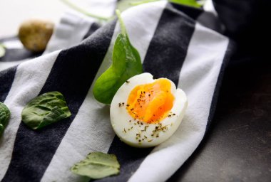 Ispanak ve baharat karanlık tablo ile haşlanmış yumurta yarısı