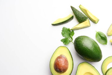 Beyaz arka plan üzerinde kesme avokado ile kompozisyon