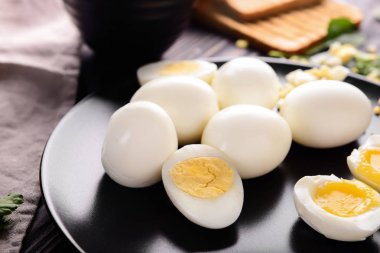 Karanlık tablo, closeup lezzetli haşlanmış yumurta ile plaka