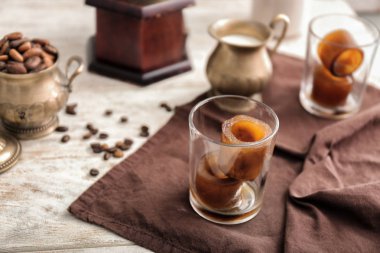 Masada kahve buz ile kompozisyon