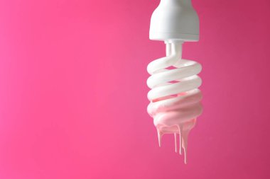 Ampul renk arka plan üzerinde damlayan boya