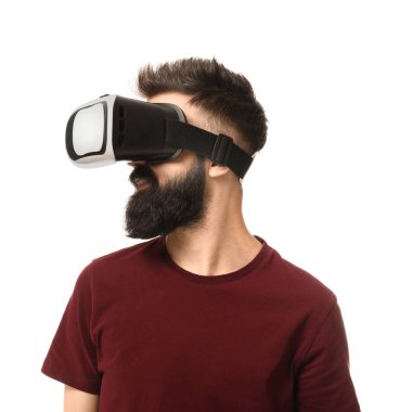 Beyaz arka plan üzerinde sanal gerçeklik gözlük takan adam