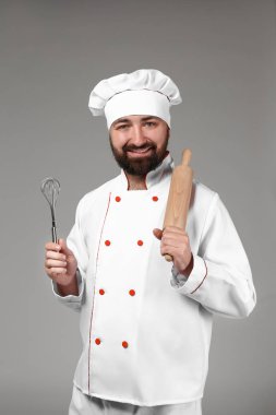 Gri arka plan üzerinde erkek Şef