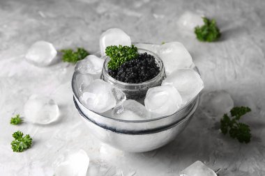 Tablo kase lezzetli siyah havyar ve buz küpleri ile jar